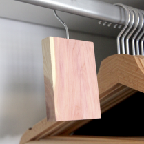 De 200 à 300 € HT : 1 bloc de cèdre naturel anti-mite offert  !