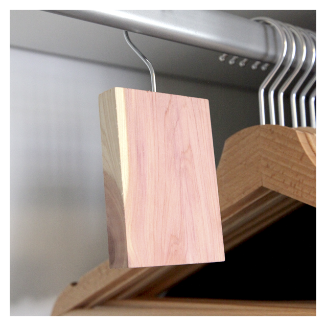 De 200 à 300 € HT : 1 bloc de cèdre naturel anti-mite offert  !