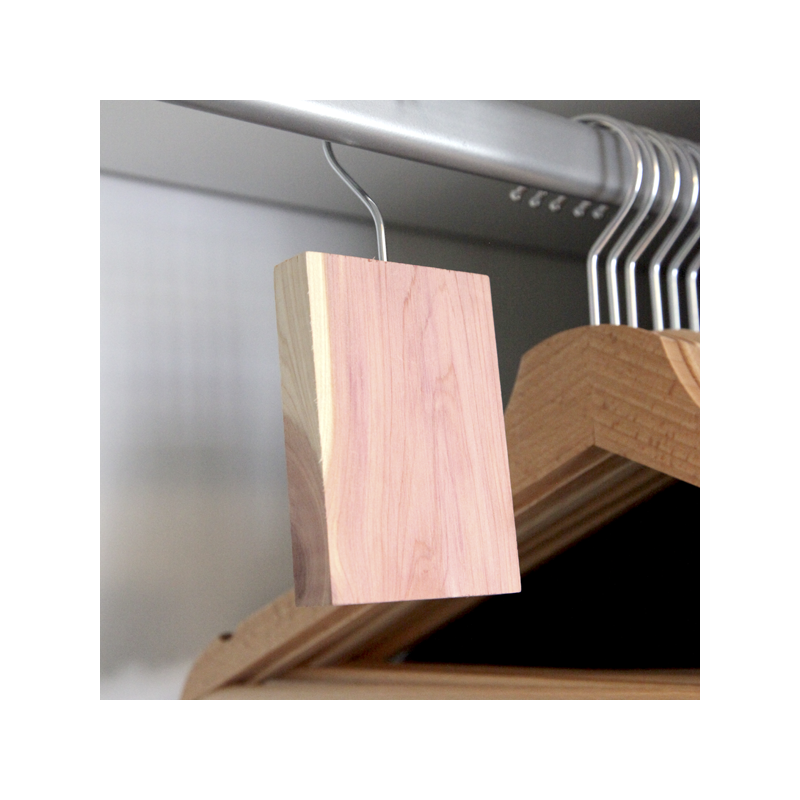 De 200 à 300 € HT : 1 bloc de cèdre naturel anti-mite offert  !