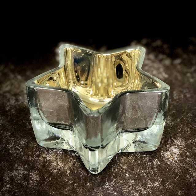 De 100 à 200 € HT : 1 photophore étoile métallisé or-argent 10 cm. De 100 à 200 € HT : 1 photophore étoile métallisé or-argent 10 cm.
